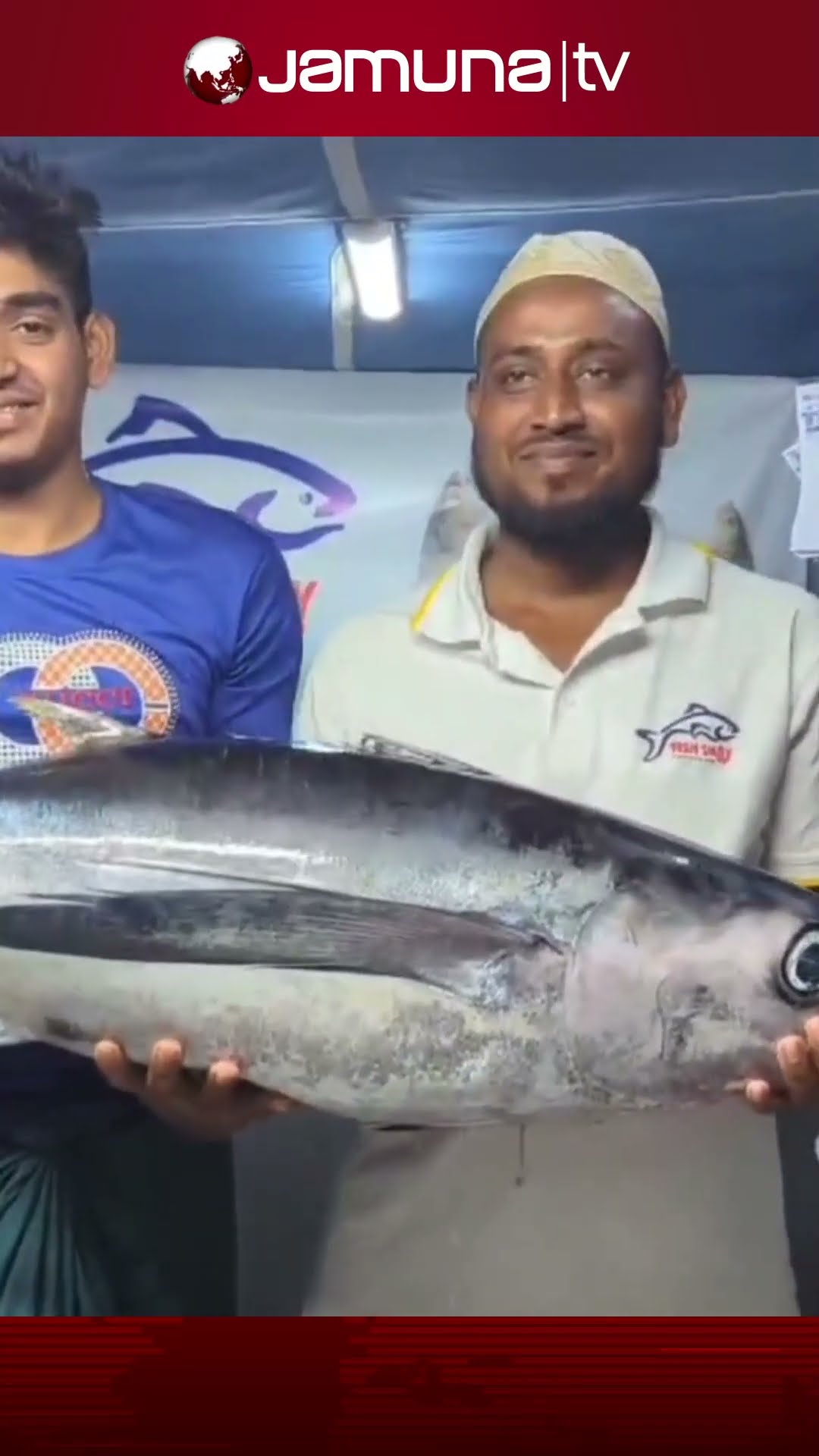কুয়াকাটায় জেলেদের জালে ধরা পড়লো ১৮ কেজি ওজনের টুনা মাছ!
