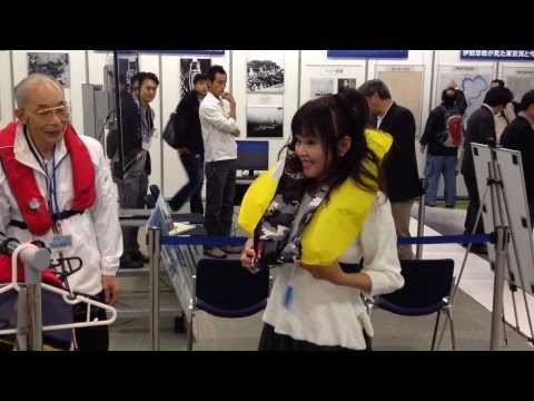 東京湾大感謝祭にてライフジャケット膨張体験 2013 11 23 15 01 06