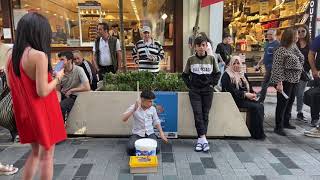 İstiklal Caddesi’nde Yoğurt Kabıyla Müzik Yapan Çocuk - Müthiş Yetenek Resimi