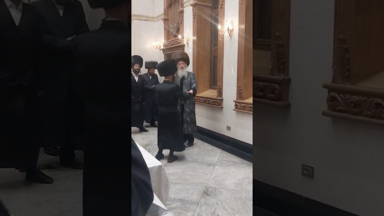 האדמו״ר מהארנסטייפל בריקוד עם החתן בשמחת החתן מאהל