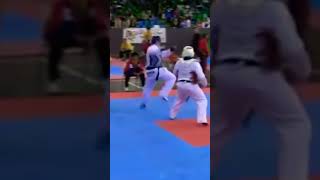 Never turn your back in a fight😬