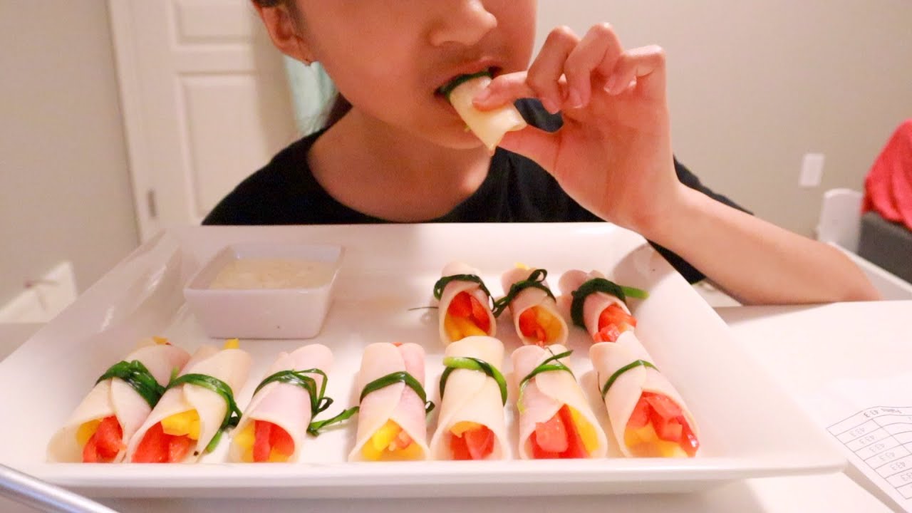 [ASMR] eating veggie wraps. good crunchy sounds - YouTube