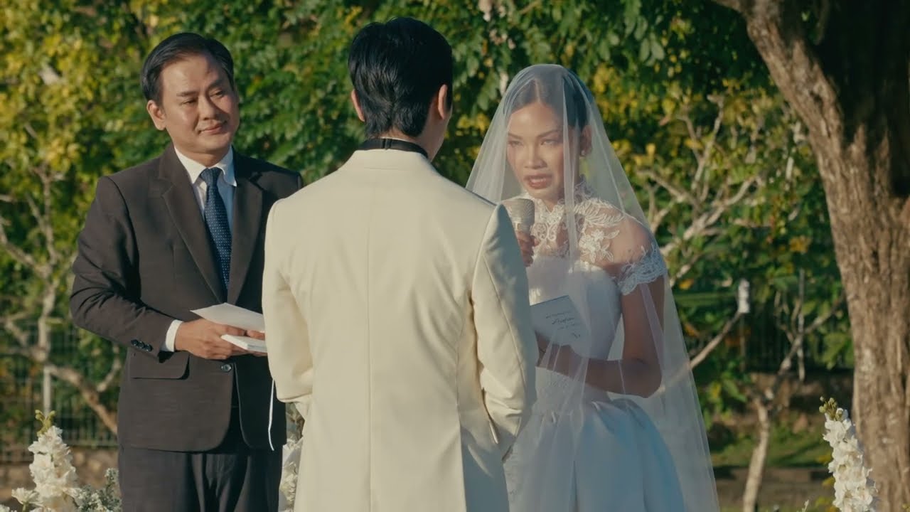 Aiden & Denisa: Luxury Cliffside Wedding at SKY Ayana Resort Bali | The Vilia