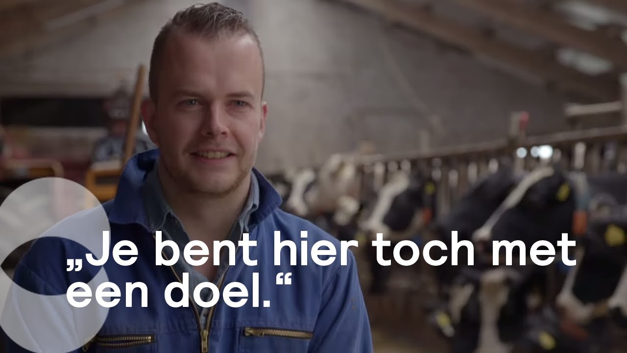 Samen koeienstaarten scheren | Boer zoekt Vrouw