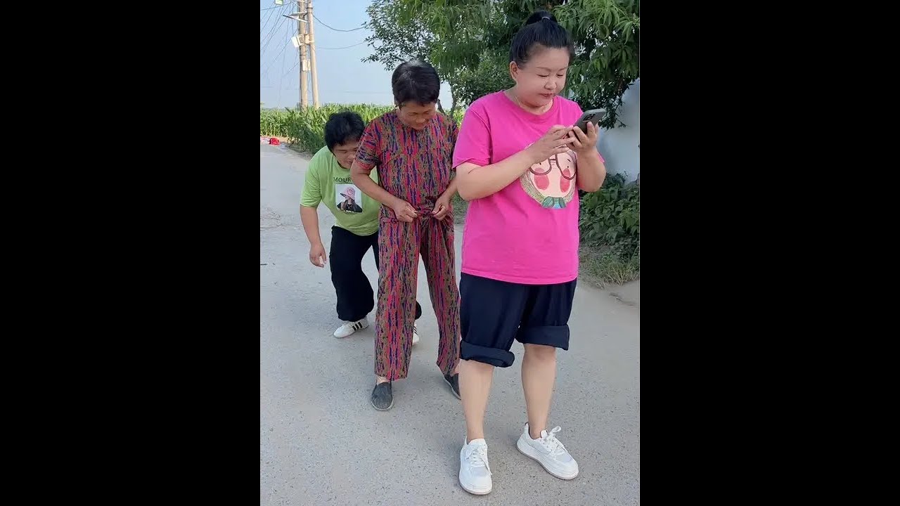 Hilarious daily life of a rural couple, guaranteed to make you laugh every day.