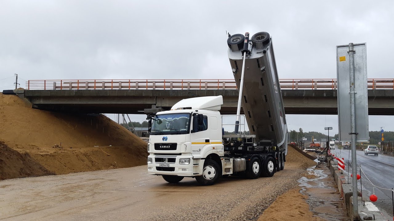Рейс щебня. Шахман с щебнем. Камаз с щебнем. Камаз 65206 большегруз. Юрец 40 рус скания белая.
