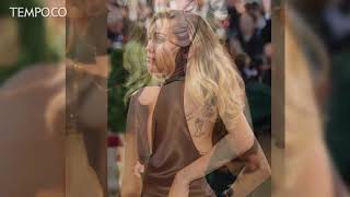 Gaun Terbuka Miley Cyrus Di Met Gala 2018
