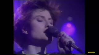 Fairground Attraction - The Wind Knows My Name (Live) 1989