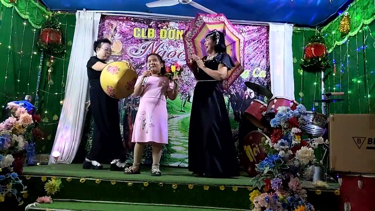 Bé thụy ân..ck..em đi chùa Hương 