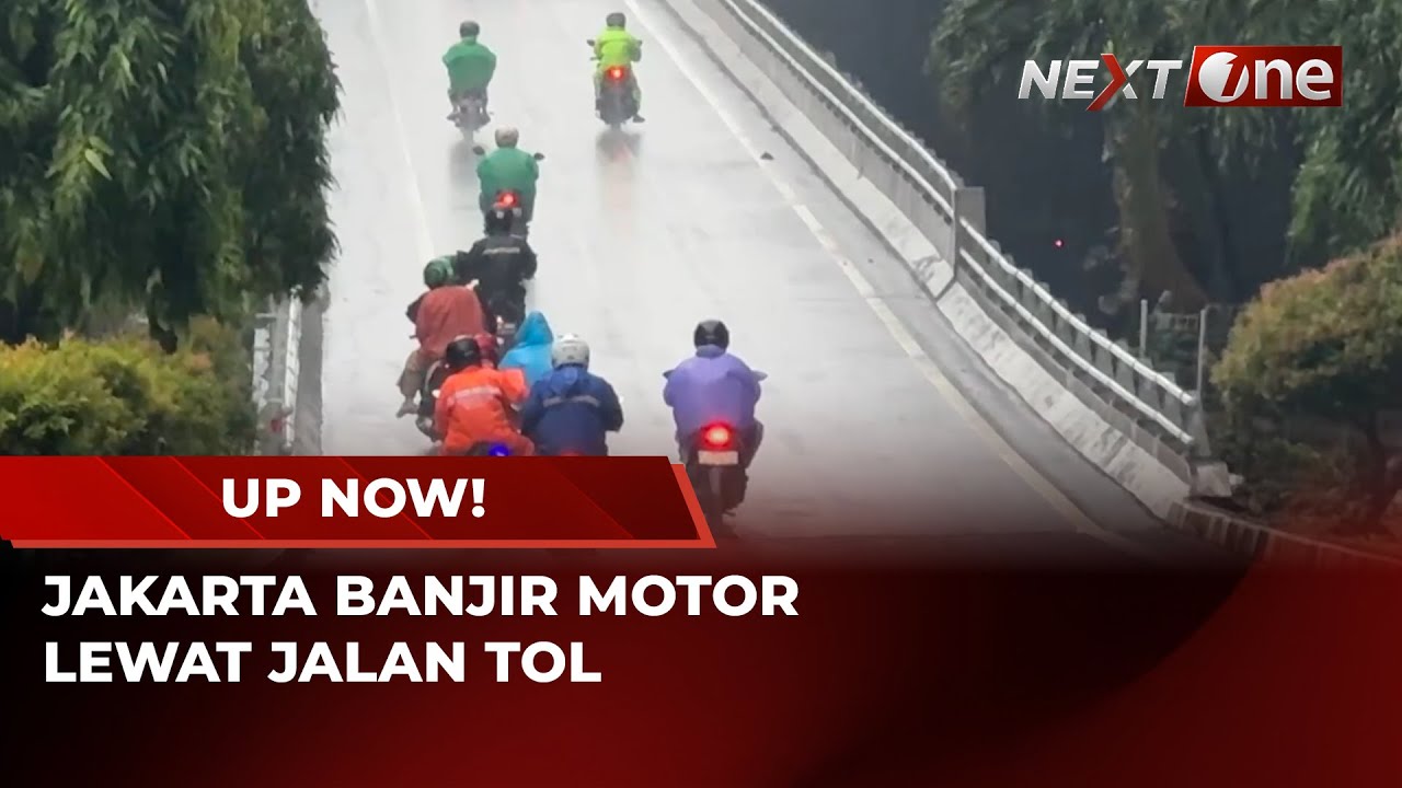 Banjir Rendam Jakarta, Pengendara Motor Melintas di Jalur Tol | UP NOW!