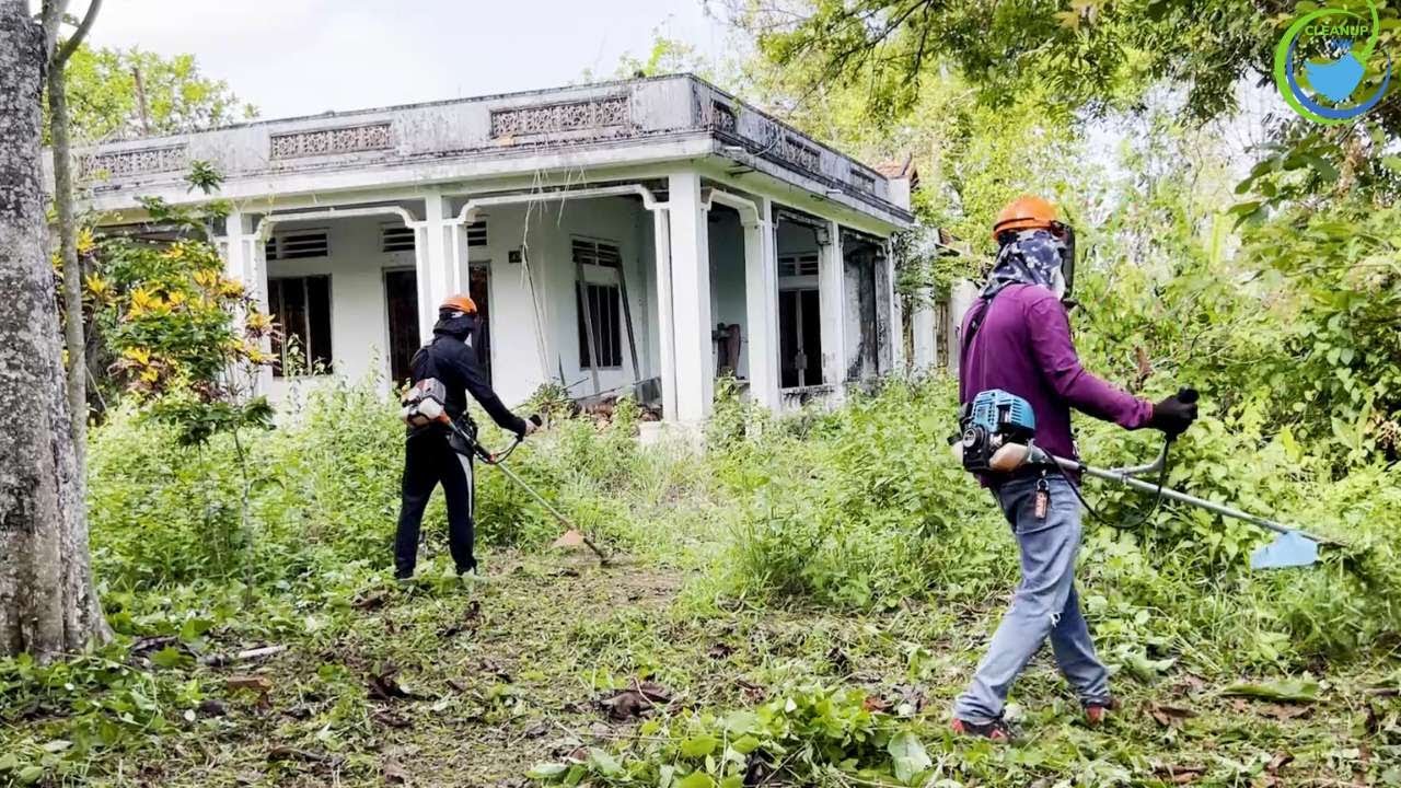 HELP the man mow the overgrown grass and tidy up the house for the old man / Cleanup MK