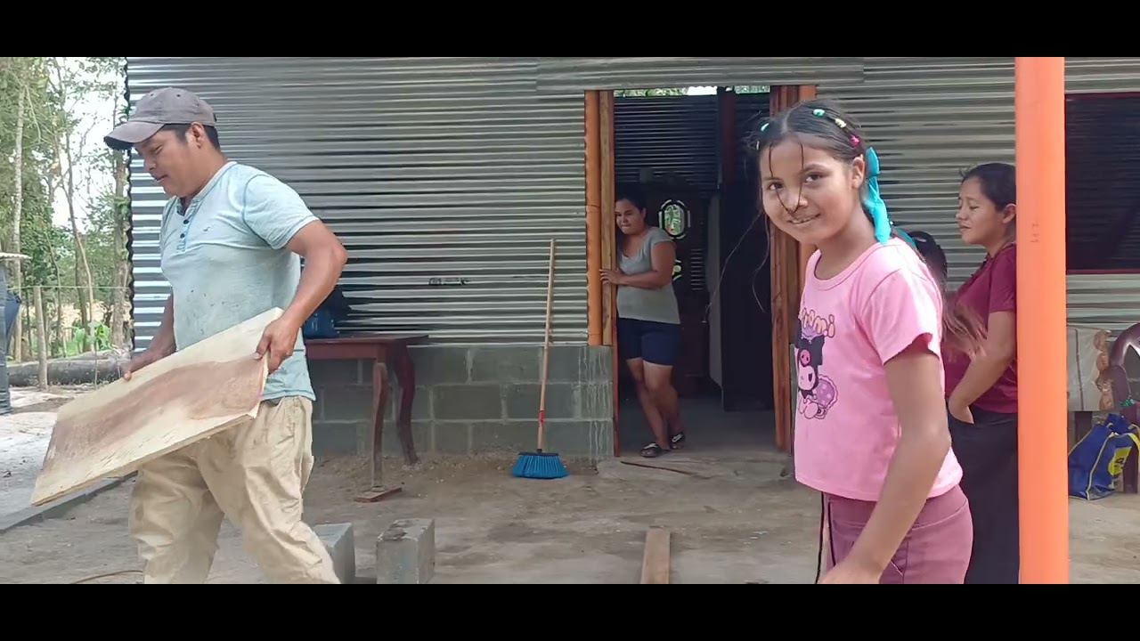 Asiendo el polleton de doña maili y familia. 