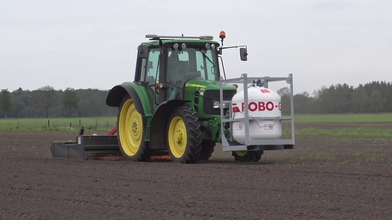 ONKRUIDBRANDEN MET EEN JOHN DEERE 6230 MET EEN HOAF ONKRUID BRANDER