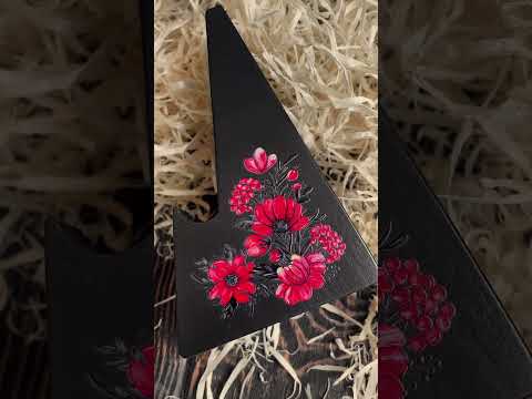 Підставка для телефону "Петрос" з квітами в українському стилі (дерев'яна, чорна), відео 1