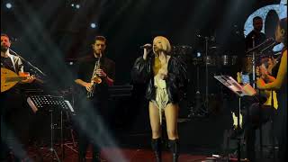 Gülşen - Bir Taraf Seç (Canlı)