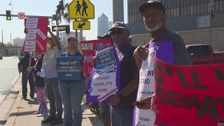 'US Mail is not for sale': Protestors speak out in Jacksonville against privatization of USPS