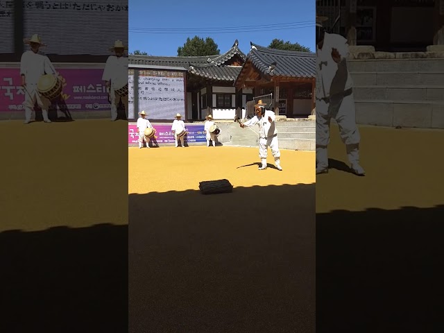 Танц с маски в Хахe (2/4)