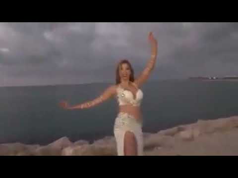 رقص شرقي على الشاطئ