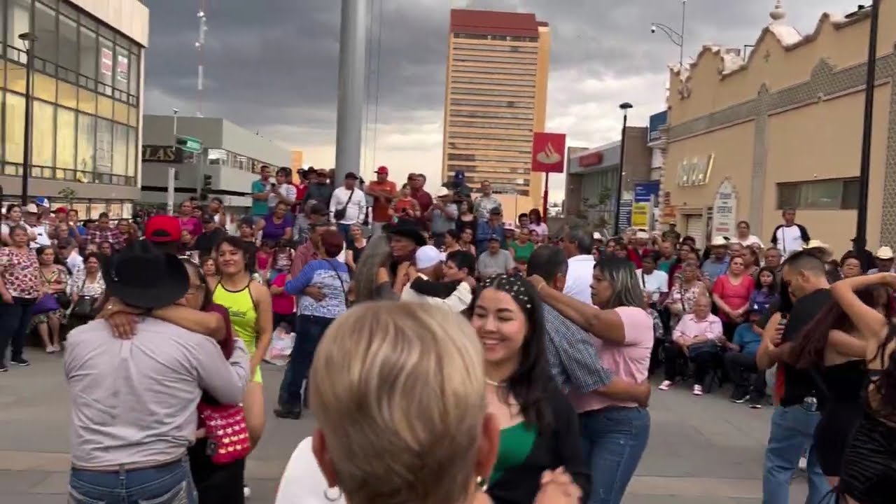Todos quieren bailar💃🕺 aquí ❤️La plaza de los famosos 👍😍#chihuahua