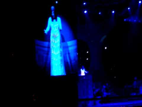 Laura Pausini - Invece no (Live in Pescara 06 agosto 2012) - YouTube