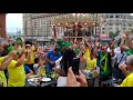 Brasileiros fazem roda de samba no centro de Moscou