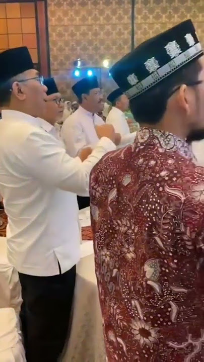 Ustadz Adi Hidayat Menyanyikan Mars Yalal Waton 1 Abad NU