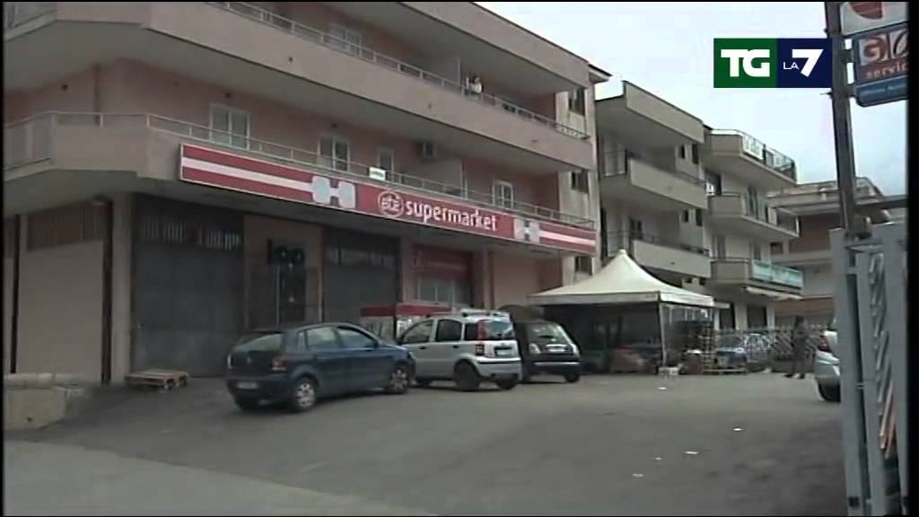 Napoli, rapina al supermercato: i banditi erano due carabinieri. Un morto