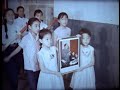 Китайская школа в 1965 году - малыши с красными флагами и портретами вождя