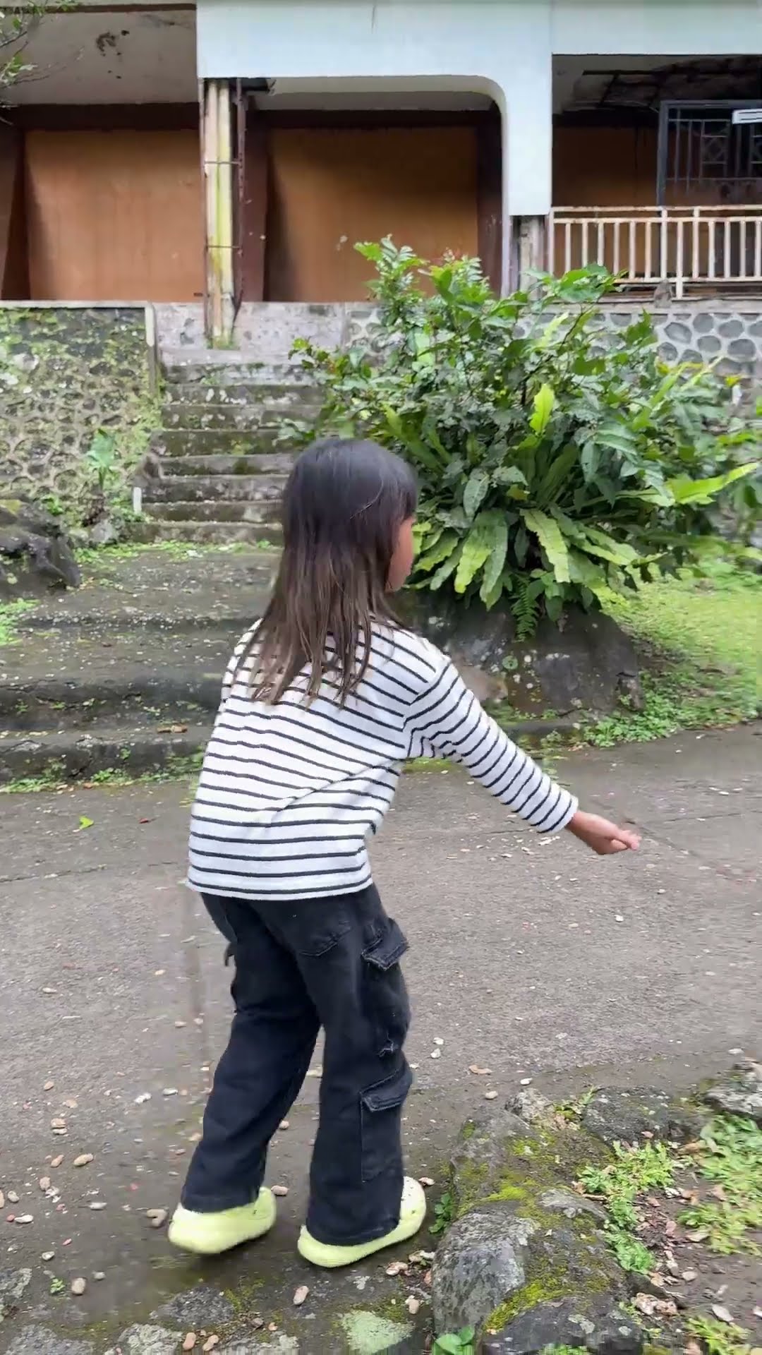 LEIKA KASIH MAKAN MONYET ? ADA YANG BERANI KAYA LEIKA NGGAK GUYS? #leika #shorts