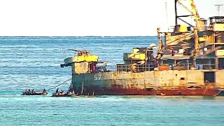フィリピンの不法「座礁」軍艦、中国漁民の網を破壊 - YouTube