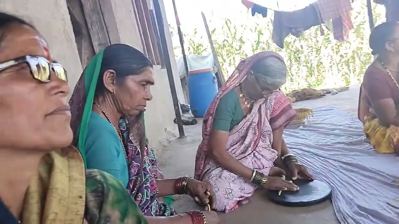 लग्नाची गाणी अन् जात्यावरील ओव्या..शिवराई पण लाडू वळती बघा तिच्या माई सोबत..🤗 मामाच्या लग्नाचे.💞.