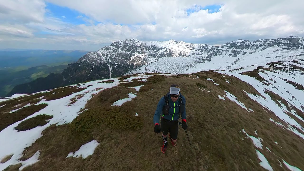 Trail in Bucegi: Bran to Tiganesti with views to Piatra Craiului and a snowy Tiganesti Valley