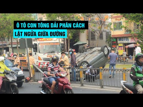 Video Đang chạy, ô tô con bất ngờ tông dải phân cách lật ngửa - youtube
