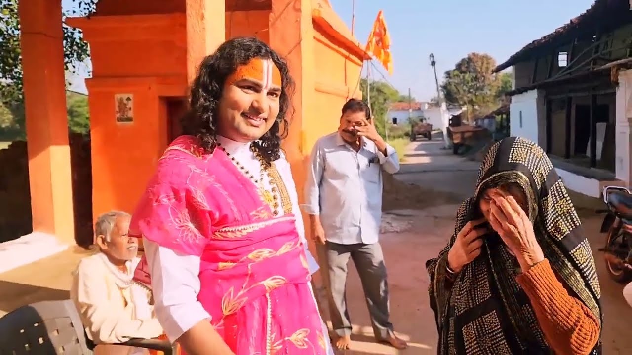 अचानक पहुंचे अपने गाँव तो देखिए महाराज जी ने कैसे बताया अपने बचपन की यादों के बारे में 😳