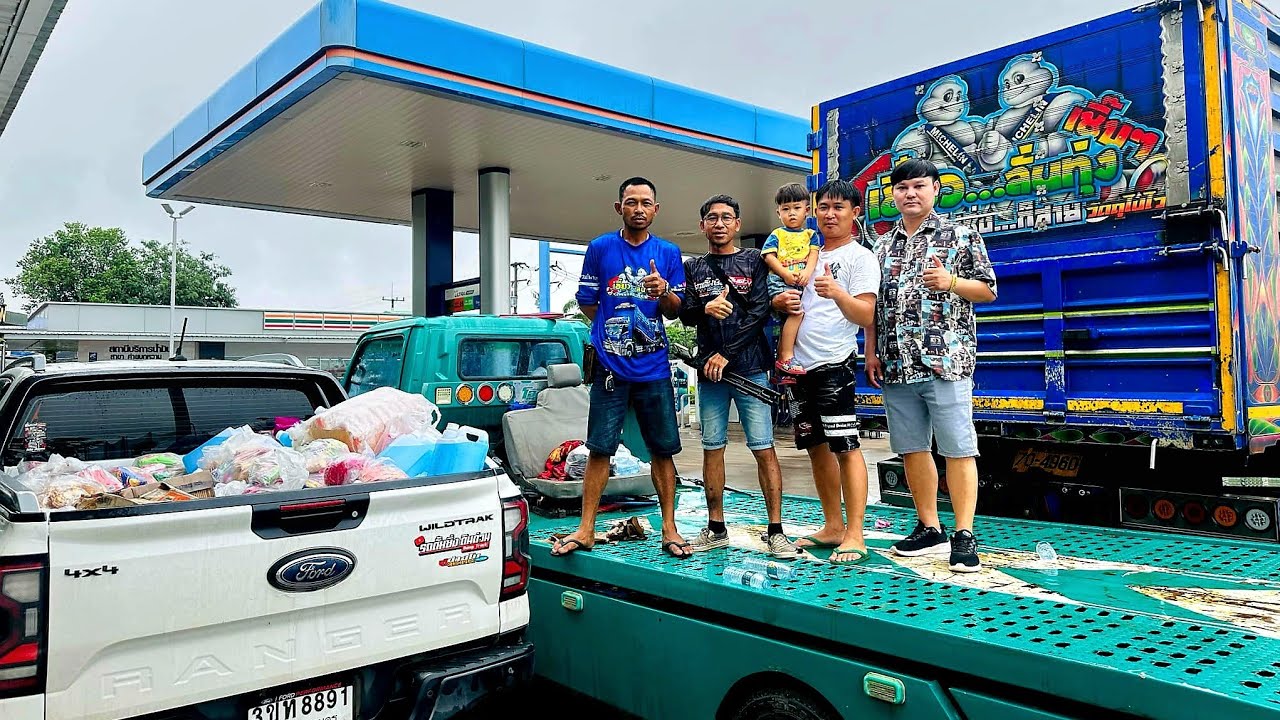 ระหว่างทางแวะรับสิ่งของจากทีมงานรถสไลด์ใจบุญมาก