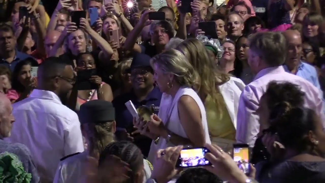 Dansend door Kralendijk - Bonaire trakteert de Oranjes op feest en lekkernijen