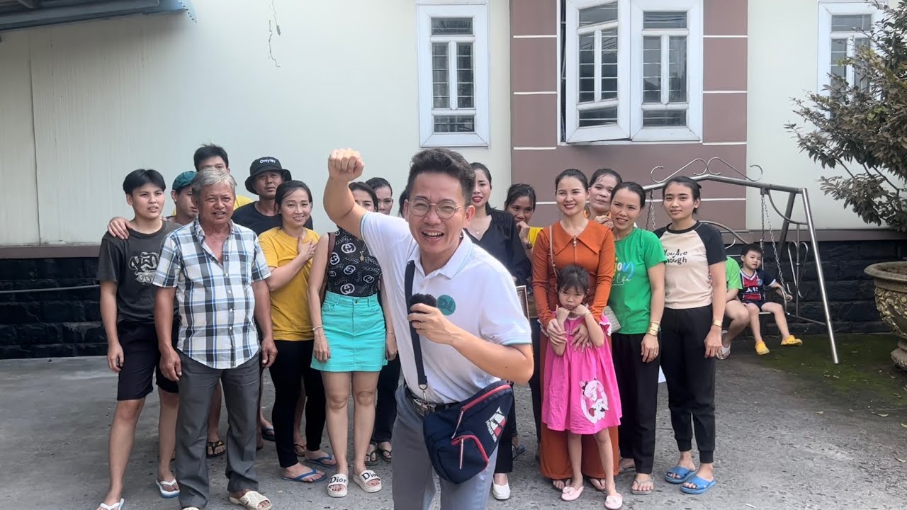 Hưởng ứng Độc Lạ Bình Dương, cô khán giả xinh đẹp phát hơn 1000 kg gạo ở Đồng Nai