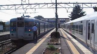通過するE257系特急「あずさ」と、待避する115系普通列車　2007年9月22日