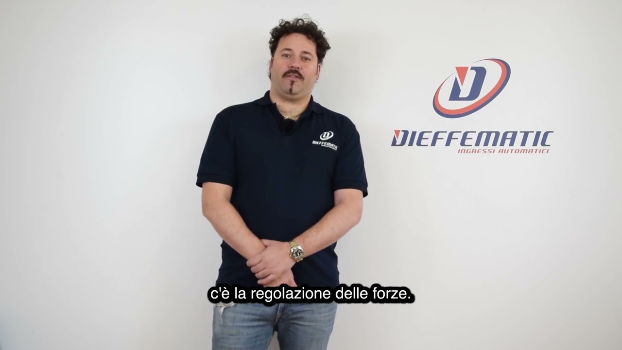 Come si regola la forza dei motori in un'automazione per cancelli ad ante battenti?