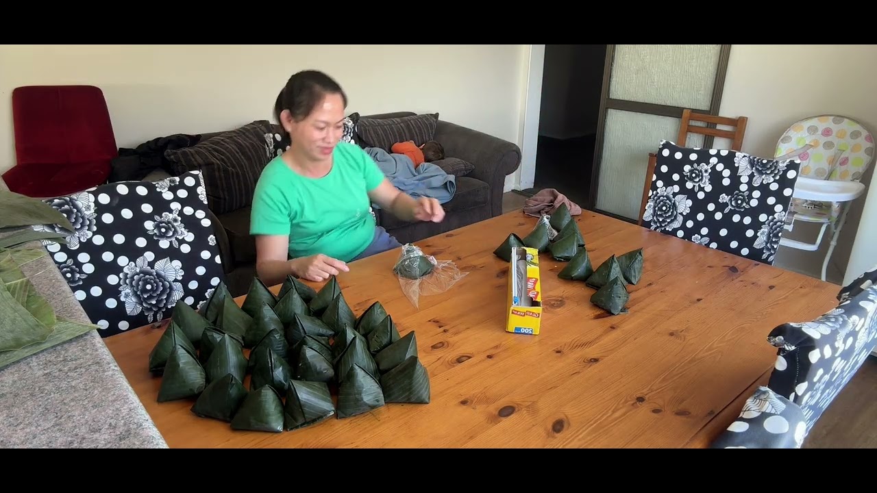 Làm bánh giò . Nướng thịt gà và chân gà , ăn bún chả giò giòn rụng ngon tuyệt vời 