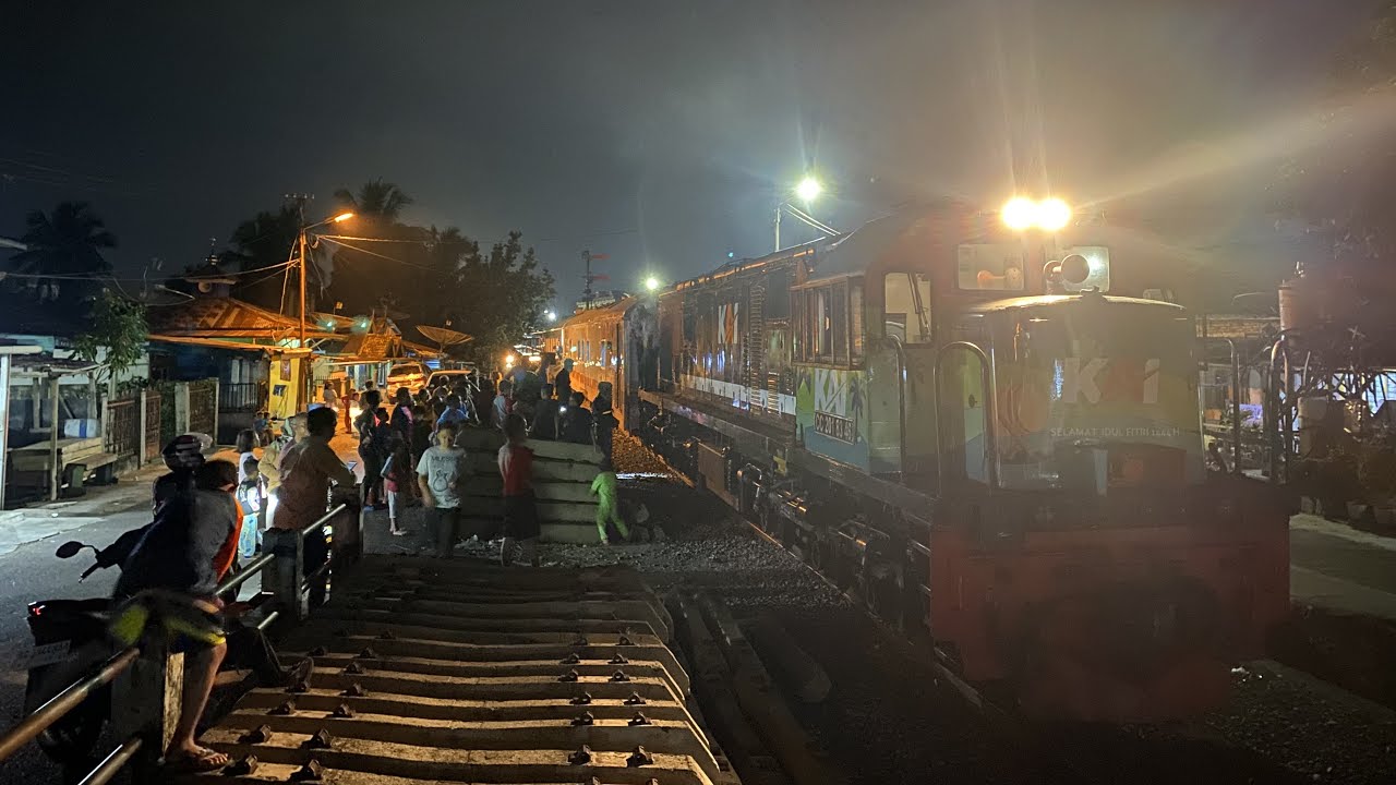 HEBOHH ! Kereta Api Sindang Marga Mengalami Gangguan Tekanan Angin (Selang Abar) | Rame Yang Nonton!