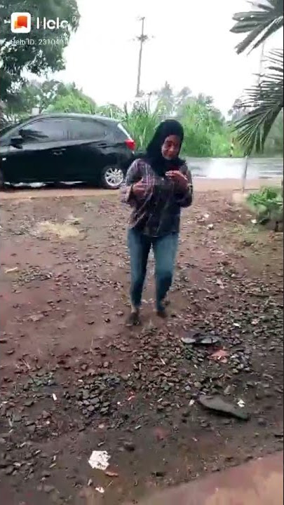 berteduh saat sedang hujan