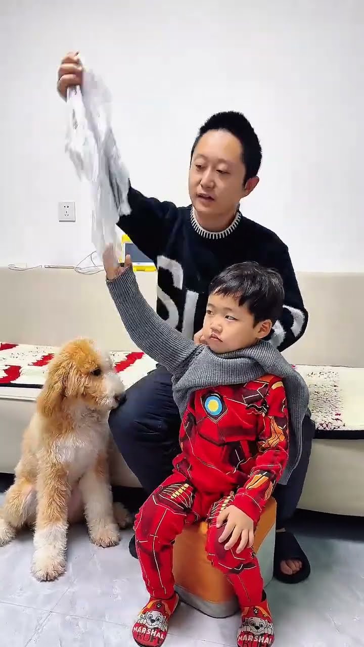爸爸给儿子穿衣服的方式，还得是他有办法！#Cute baby#Cute#呆萌小米宝#聪明宝宝#萌娃
