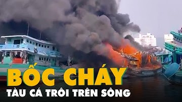 Tàu cá bốc cháy dữ dội kèm cột khói đen kịt, trôi trên sông ở Phú Quốc