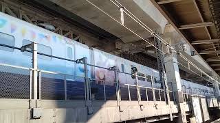 E3系L65編成(リバイバル塗装)つばさ141号新庄行+E2系J69編成(ディズニー40周年記念ラッピング塗装)やまびこ141号仙台行神田駅通過