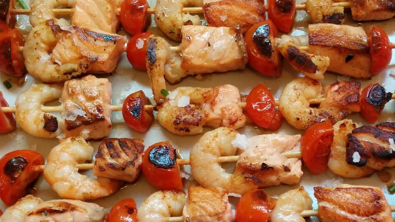 Brochetas de salmón y langostinos