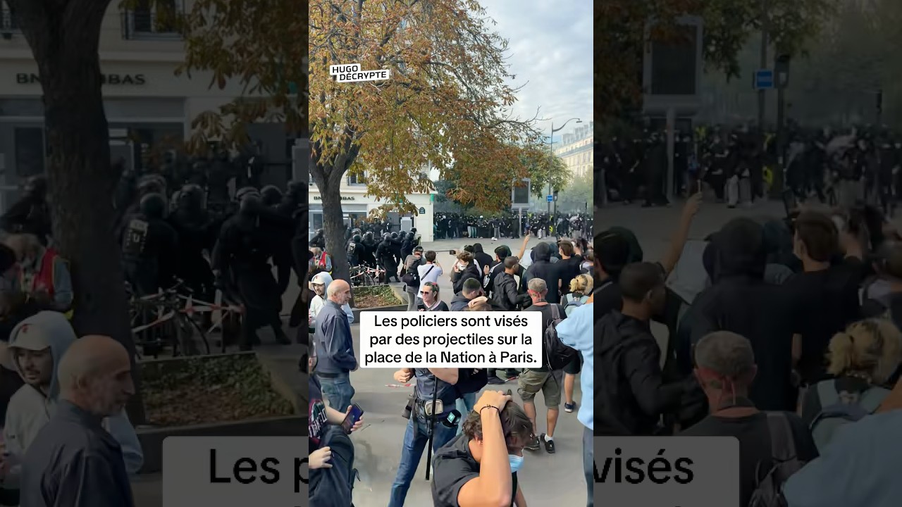 Les policiers sont visés par des projectiles sur la place de la Nation à Paris.