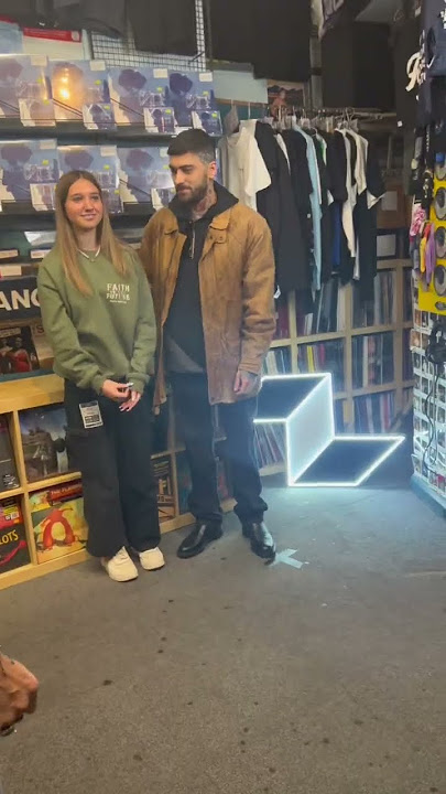 Lot Of People Wait Just Zayn Malik One Selfi #zaynmalik #selfie