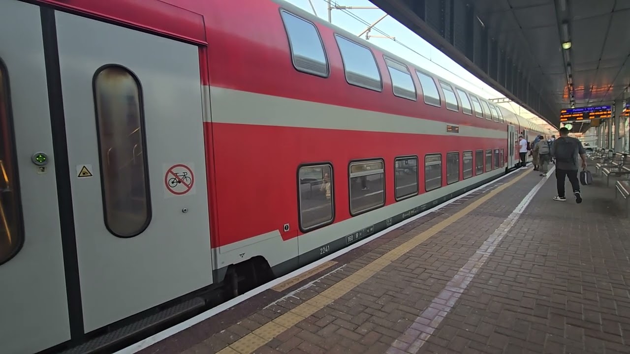 רכבות מהירות חולפות לכיוון צפון ומרכז ברציפים 1 ו 2 בתחנת חדרה מערב