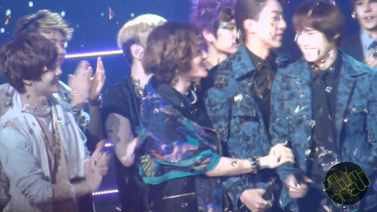 [FANCAM] 120420 Onew's precious bonding time w/ C.N Blue (backhug+hold hands etc) @ |\/|.B@|\|k